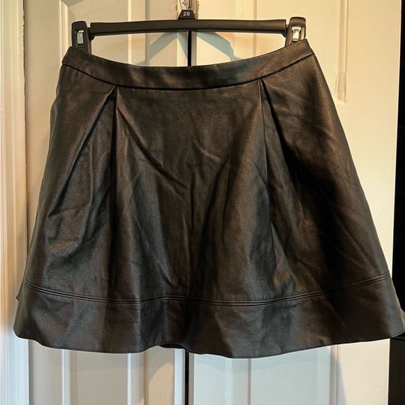 NWT 🖤 FAUX Leather , Lined , Pleated , Mini Skirt with POCKETS! Zipper on Back - Picture 11 of 12
